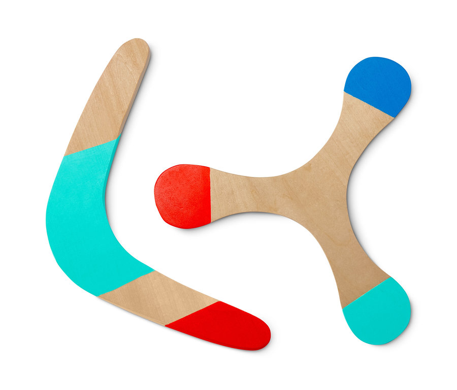 Zwei Holzboomerangs aus dem Boomerang-Set, einer gebogen mit blaugrünem und rotem Ende, der andere dreieckig mit blauem, rotem und blaugrünem Ende.