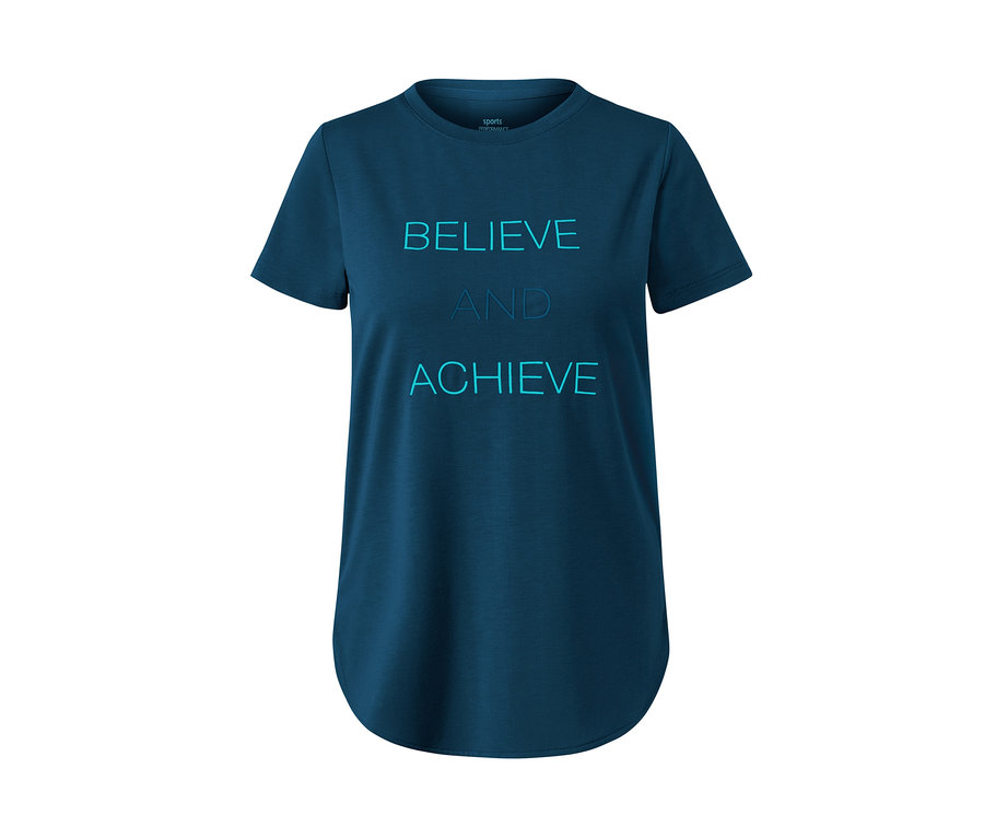 Blaues Sportshirt mit dem Aufdruck „Believe and Achieve“.