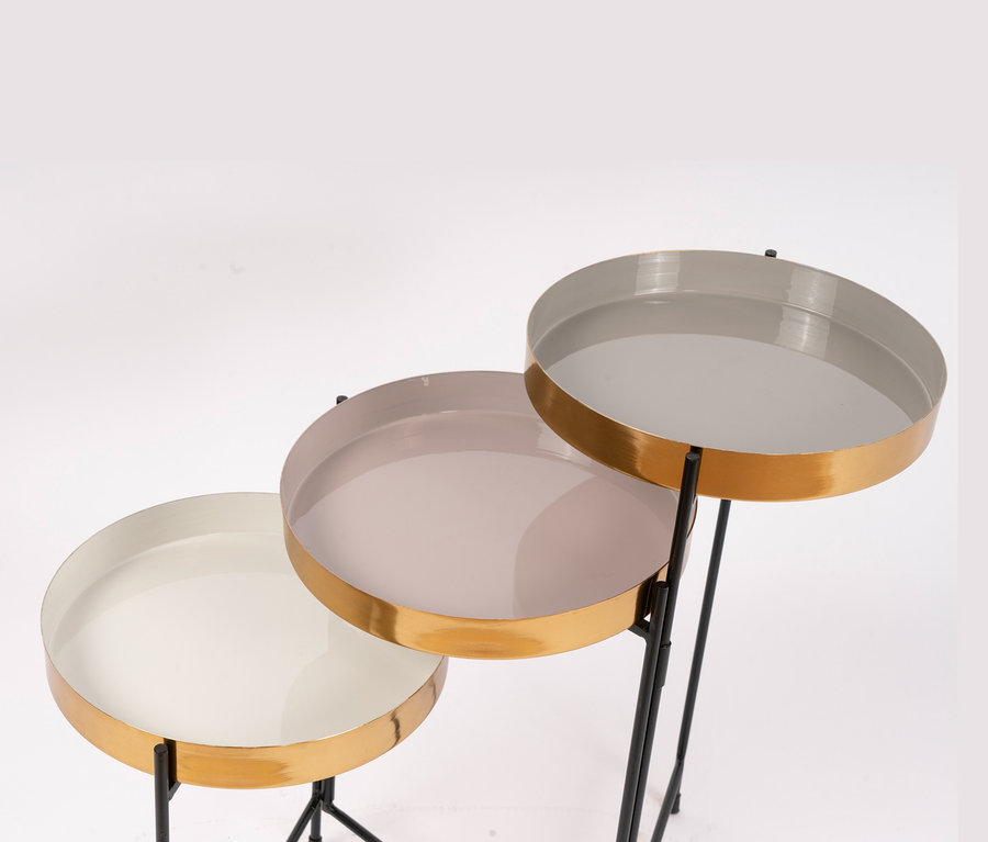 Drei runde Tische mit weißen, rosa und grauen Platten und goldenen Rändern stehen auf schwarzen Beinen. Kayoom-Beistelltisch »Morrison 125«
