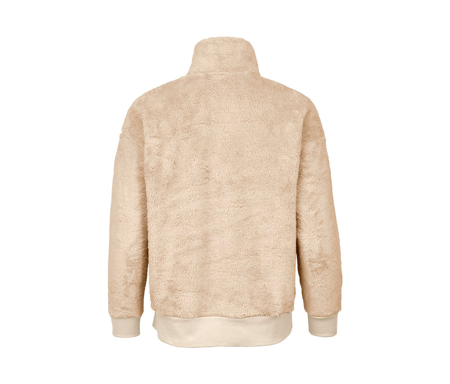 Ein beiges Teddy-Sweatshirt mit langen Ärmeln und Kragen.