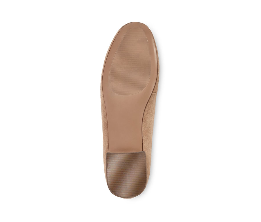 Sohle eines beigen Loafers aus Veloursleder.
