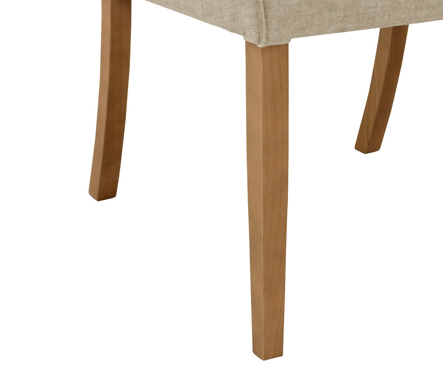 Detailaufnahme eines beigen Polsterstuhls "Leopold" mit Armlehne und Holzbeinen.