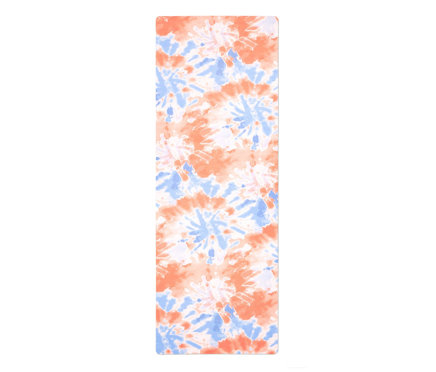 Totale einer Hybrid-Yogamatte mit Batikmuster in Orange und Blau.