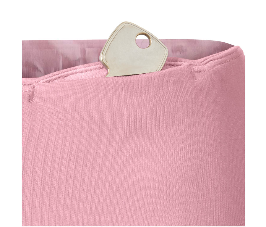 Silberner Schlüssel in der Tasche einer Wende-Sporttight, rosa.
