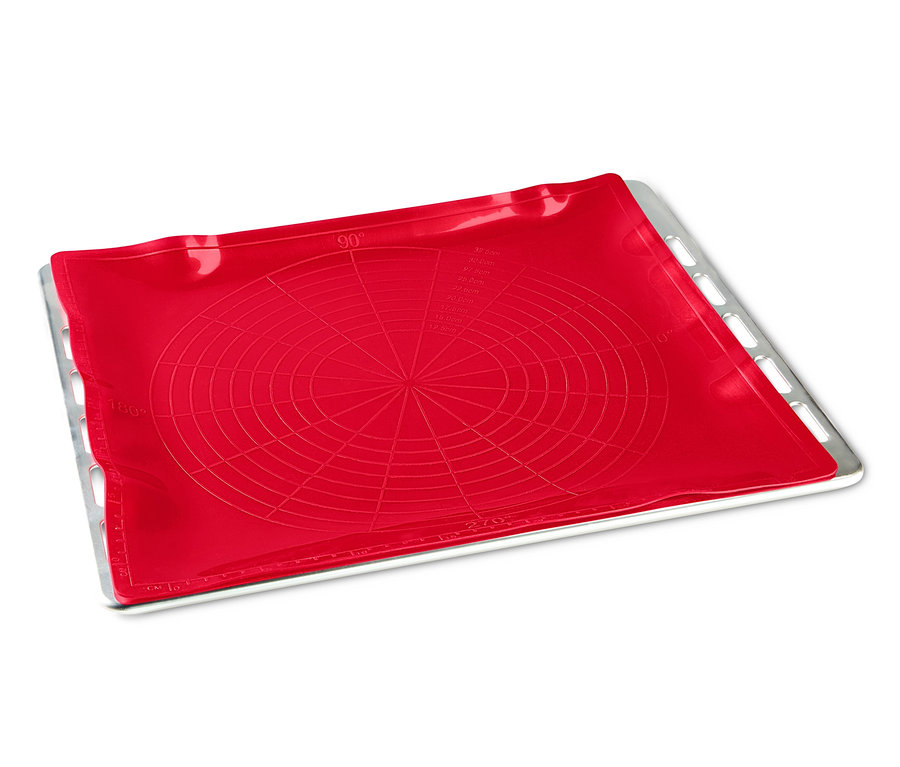 Eine rote Dauerbackmatte liegt auf einem Backblech.