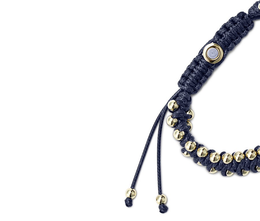 Detailaufnahme eines geknüpften Magnetarmbands.