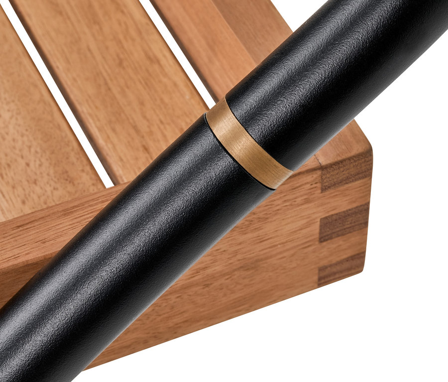 Detailansicht eines Garten-Barwagens »Elin« mit schwarzem Griff und Holzkonstruktion.