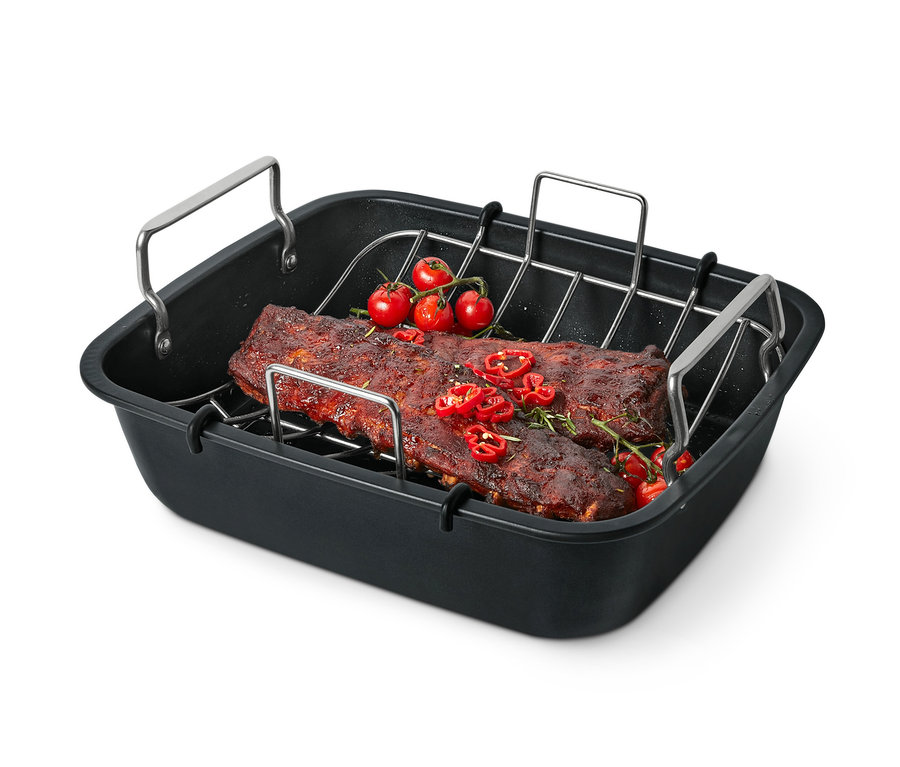 Rippchen mit Tomaten und Paprika in XL-Edelstahl-Bräter mit Rost.
