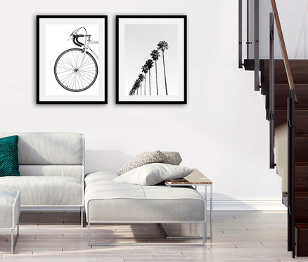 Wohnzimmer mit Sofa und zwei gerahmten Bildern, je 50 x 60cm.