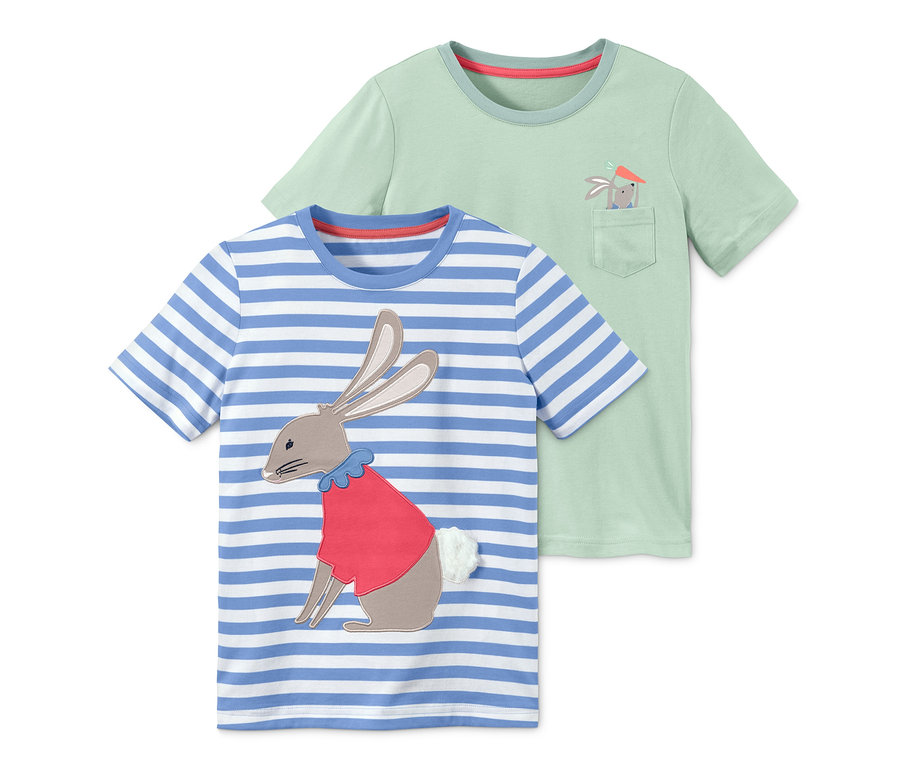 Zwei T-Shirts: ein blau-gestreiftes mit einem Hasen, das andere hellgrün mit einer Tasche und einem Hasen.