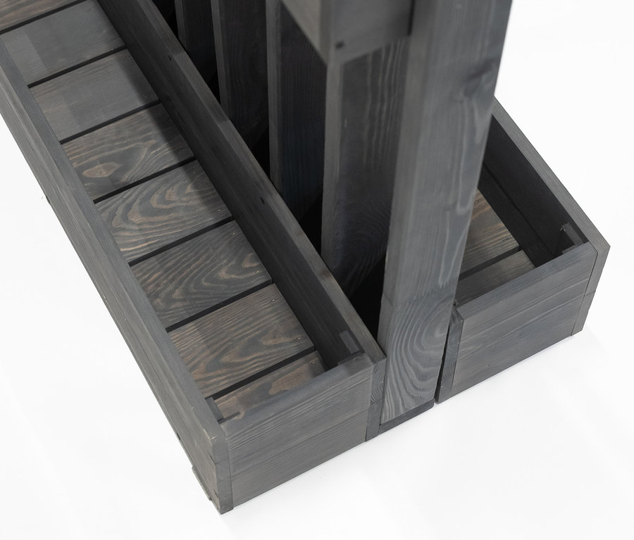 Nahaufnahme eines grauen Holz-Pflanzkastens mit Pergola.