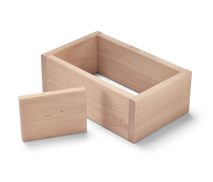 Ein Holz-Brotbackrahmen und ein kleineres Holzbrett liegen auf einem weißen Hintergrund.