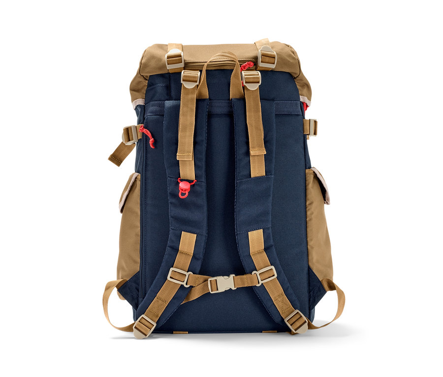 Detailansicht der Rückseite eines Outdoor-Rucksacks.