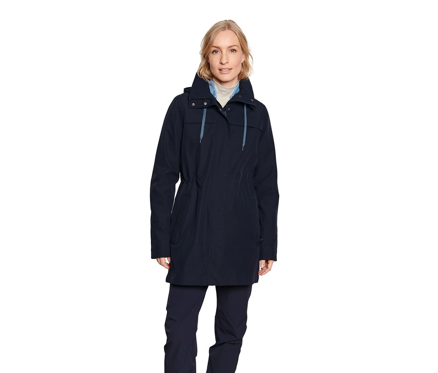 Frau posiert in blauem 3-in-1-Outdoormantel.