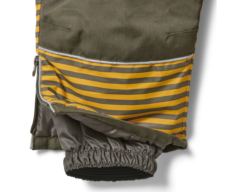 Detailaufnahme eines gestreiften Schneeanzugs.