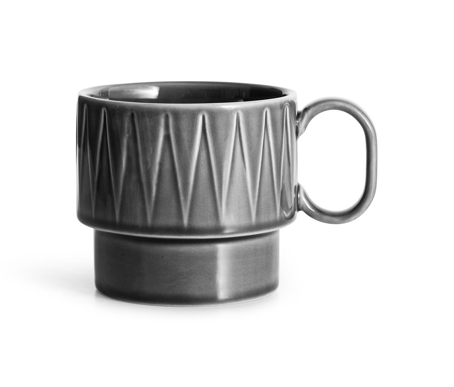 Graue Teetasse mit geometrischem Muster auf weißem Hintergrund.