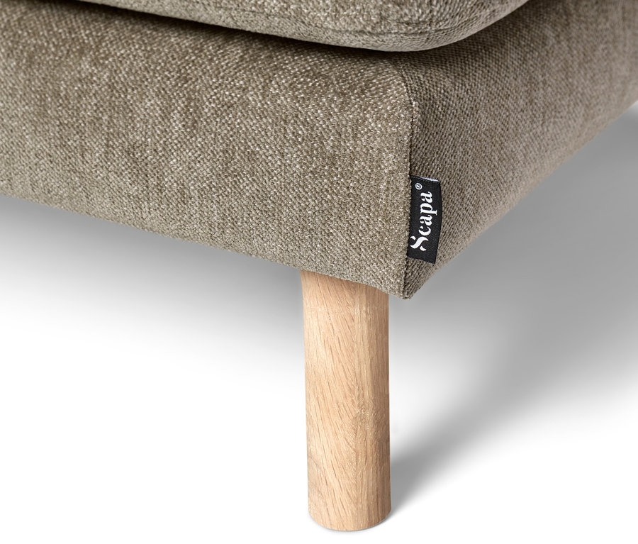 Detailansicht eines braunen 3-Sitzer-Sofas mit Hocker.