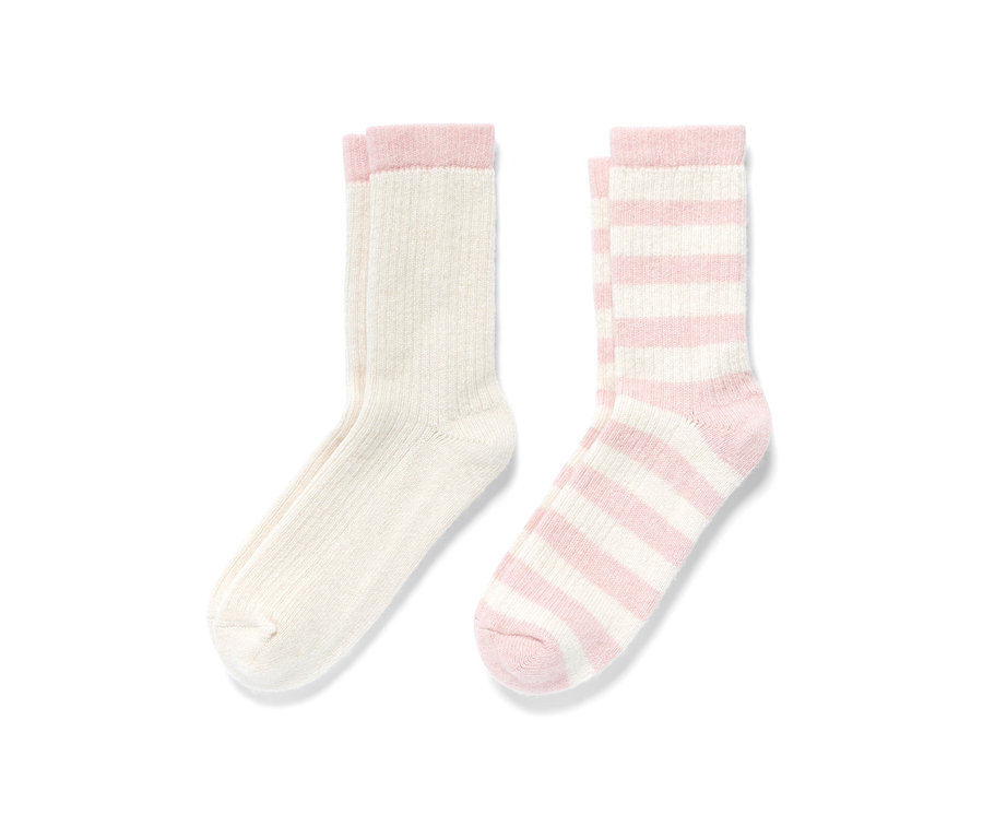 Zwei Paar Wollsocken: ein Paar cremefarben mit rosa Rand, ein Paar rosa-weiss gestreift.