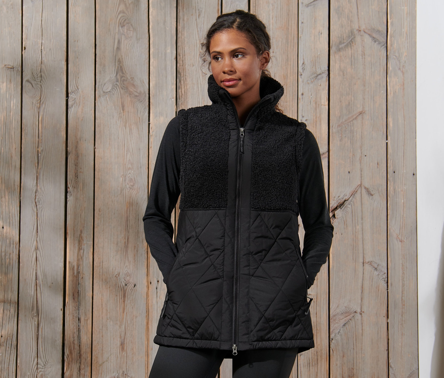 Frau trägt eine schwarze Teddy-Steppweste.