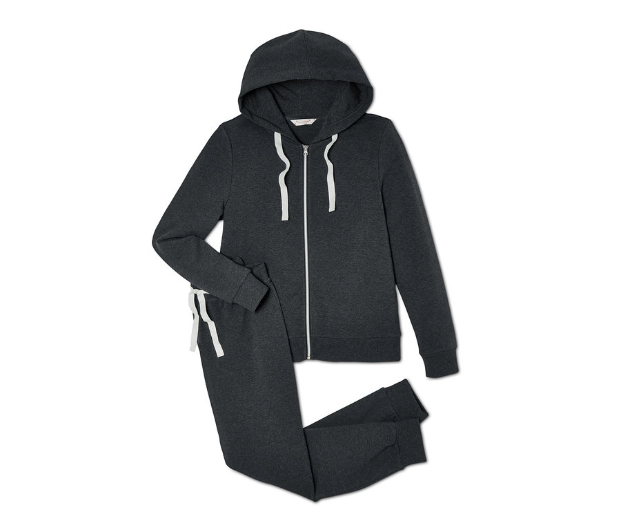 Ein grauer Hausanzug mit Kapuzenpullover und Hose.