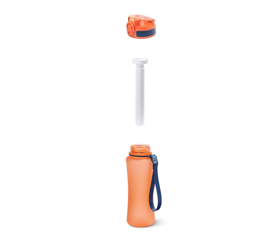 Eine orangefarbene Trinkflasche mit blauem Band, ein weißer Einsatz und ein orangefarbener Deckel mit blauem Element sind auf weißem Hintergrund abgebildet.