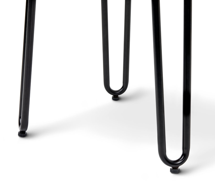 Detailansicht eines Garten-Beistelltisches mit schwarzen Metallbeinen.