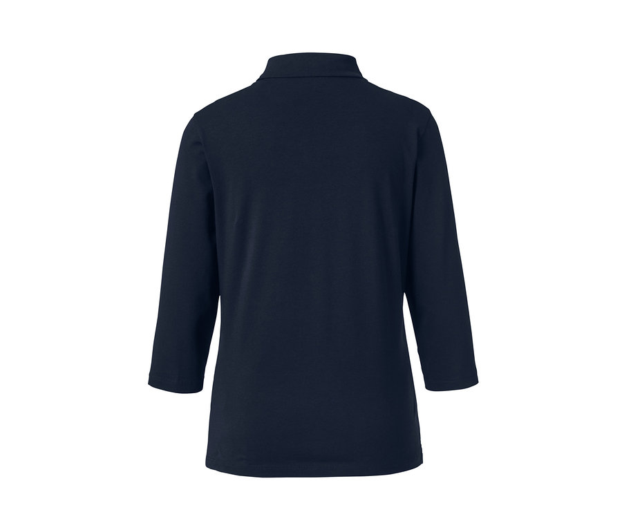 Rückansicht eines marineblauen Shirts mit Stehkragen.