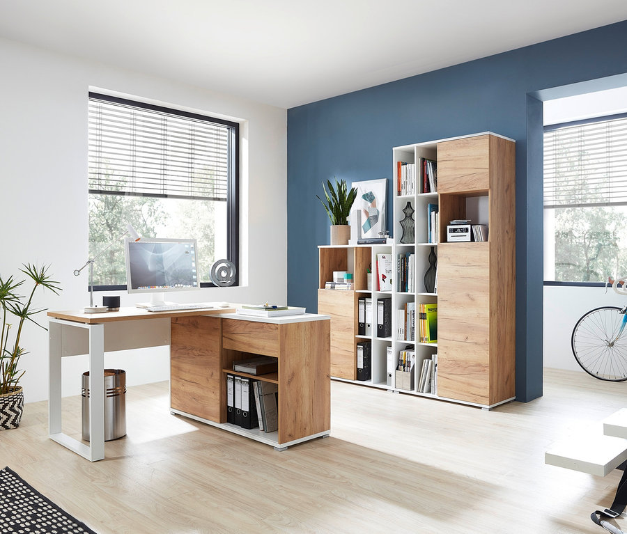 Zimmer mit Schreibtisch, Computer, Pflanze und zwei Regalen »Lioni«.