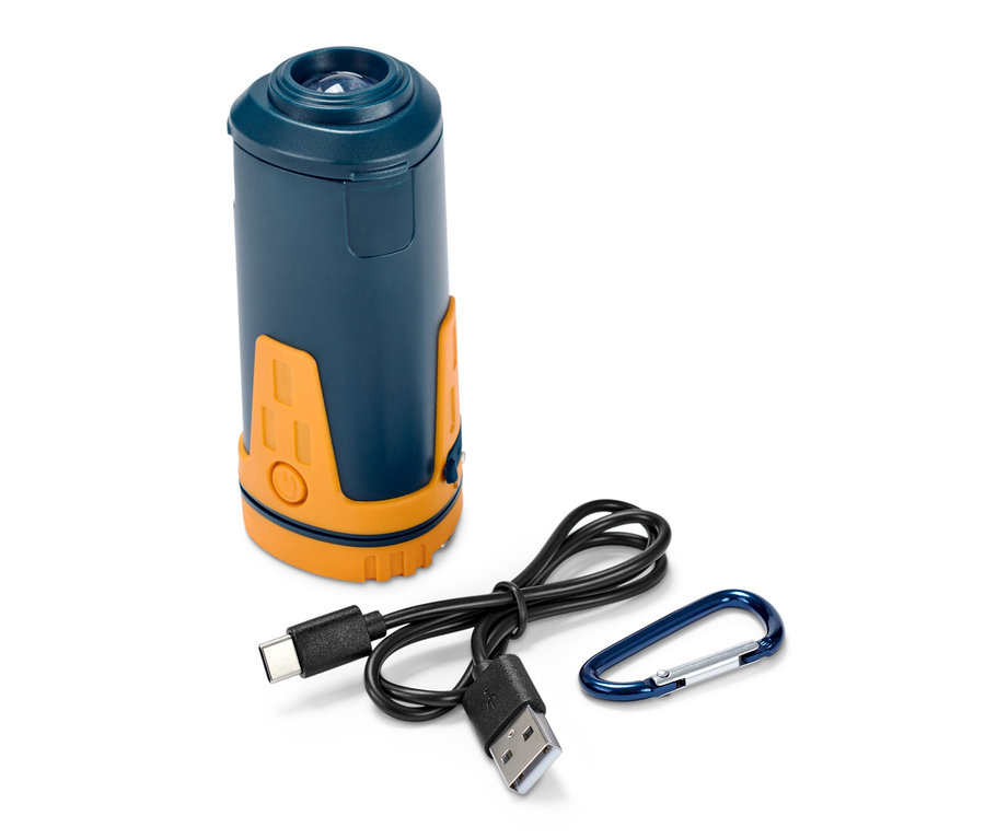 Eine dunkelblaue Teleskop-Camping-Leuchte mit orangefarbenen Akzenten, ein Ladekabel und ein Karabiner auf einem weißen Hintergrund.