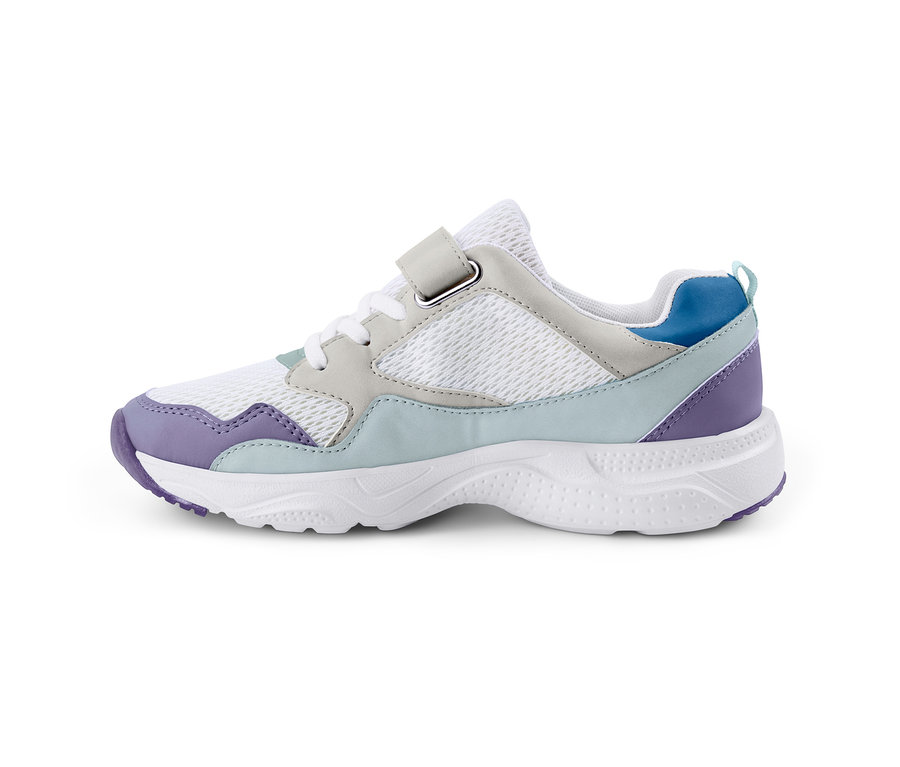 Detailaufnahme eines Sneakers mit weißem Mesh, lila Zehenbereich und blauem Fersendetail.