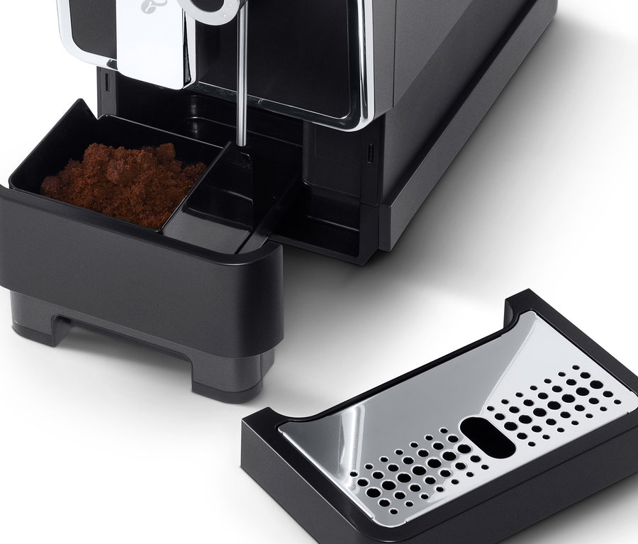 Detailaufnahme eines »Esperto Pro« Tchibo Kaffeevollautomaten in Anthrazit, bei dem der Kaffeesatzbehälter und die Tropfschale entfernt wurden.