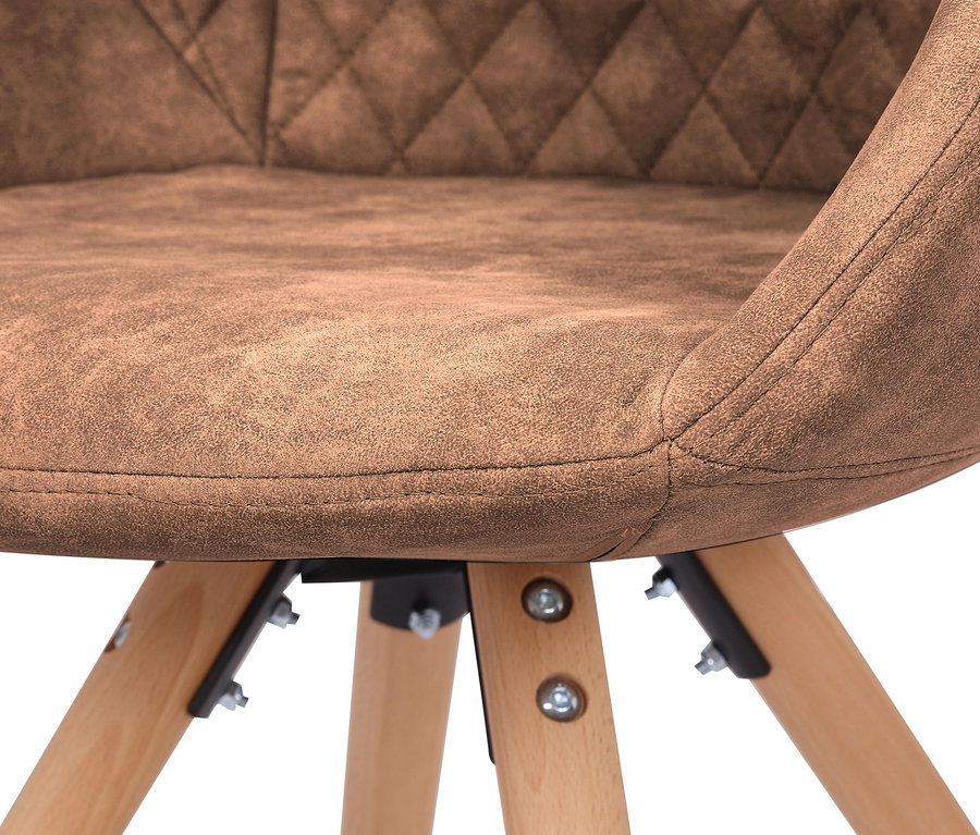 Detailansicht eines braunen Stuhls »Chadwick« (2er-Set) mit Holzbeinen.