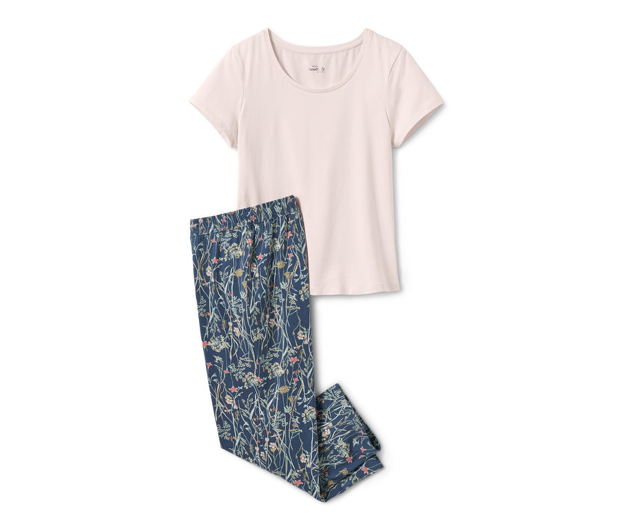Ein cremefarbener Pyjama mit kurzen Ärmeln und einer Hose mit Blumendruck.