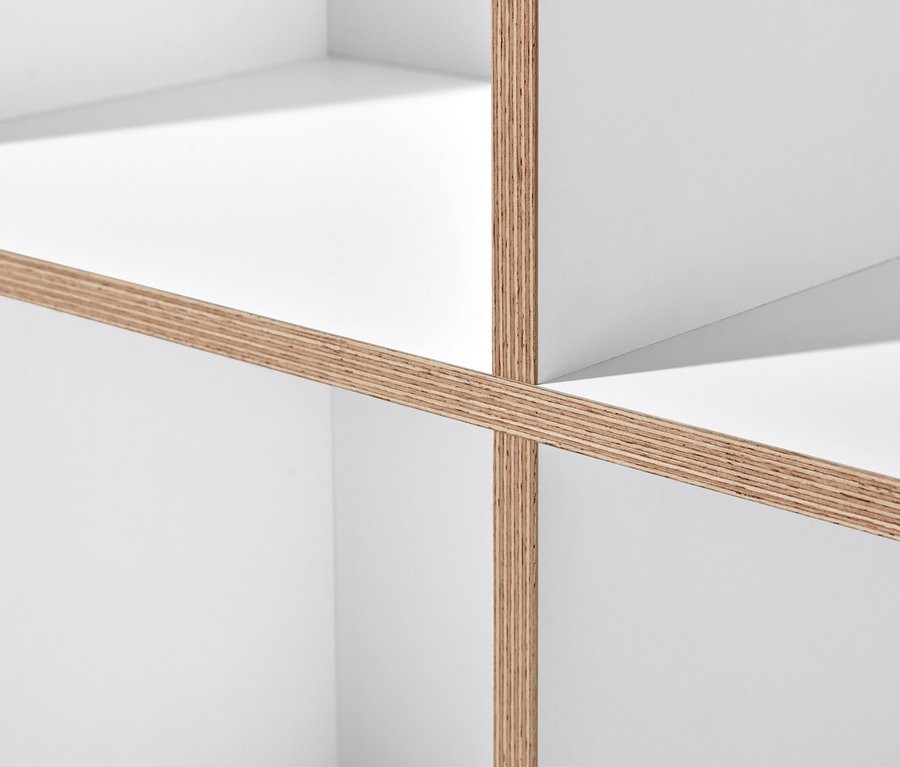 Detailaufnahme eines weißen Regals mit Furnierkanten.