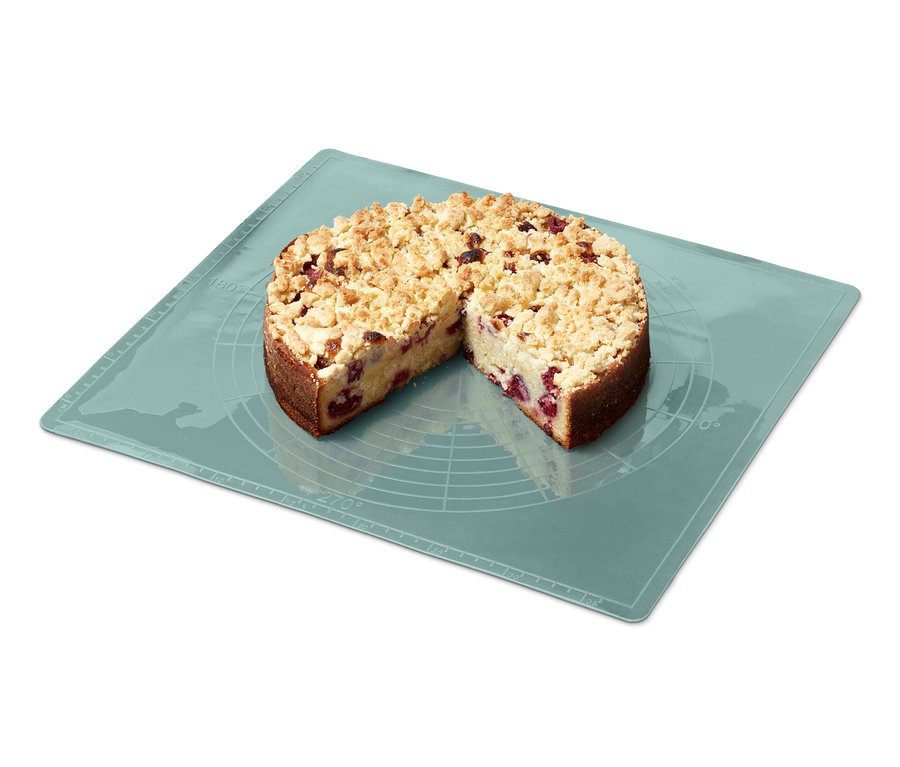 Ein angeschnittener Kuchen auf einer Dauerbackmatte.