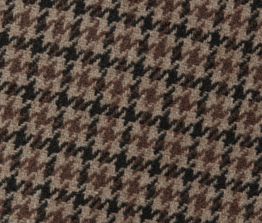 Detailaufnahme einer karierten Jacke mit Wolle.