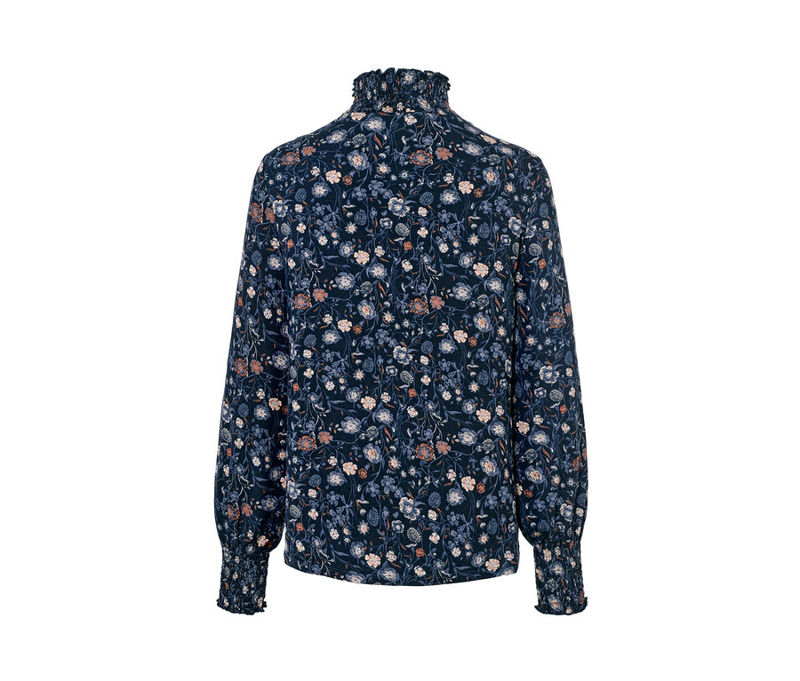 Detailaufnahme eines floralen Blusenshirts mit Stehkragen.