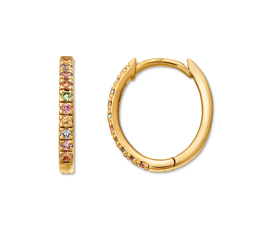 Detailaufnahme von zwei goldenen Creolen mit bunten Zirkonia.