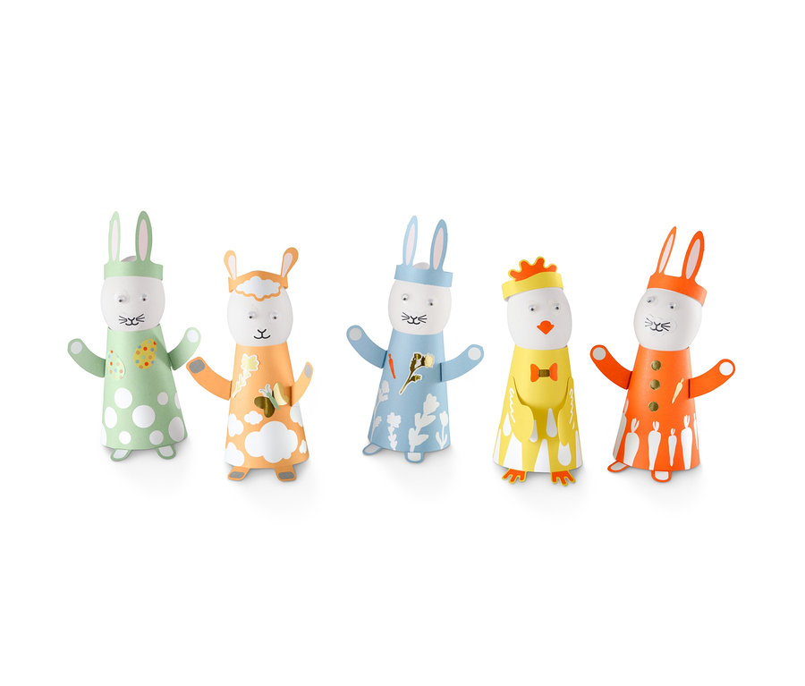 Fünf Figuren aus dem Oster-Bastel-Set stehen nebeneinander.