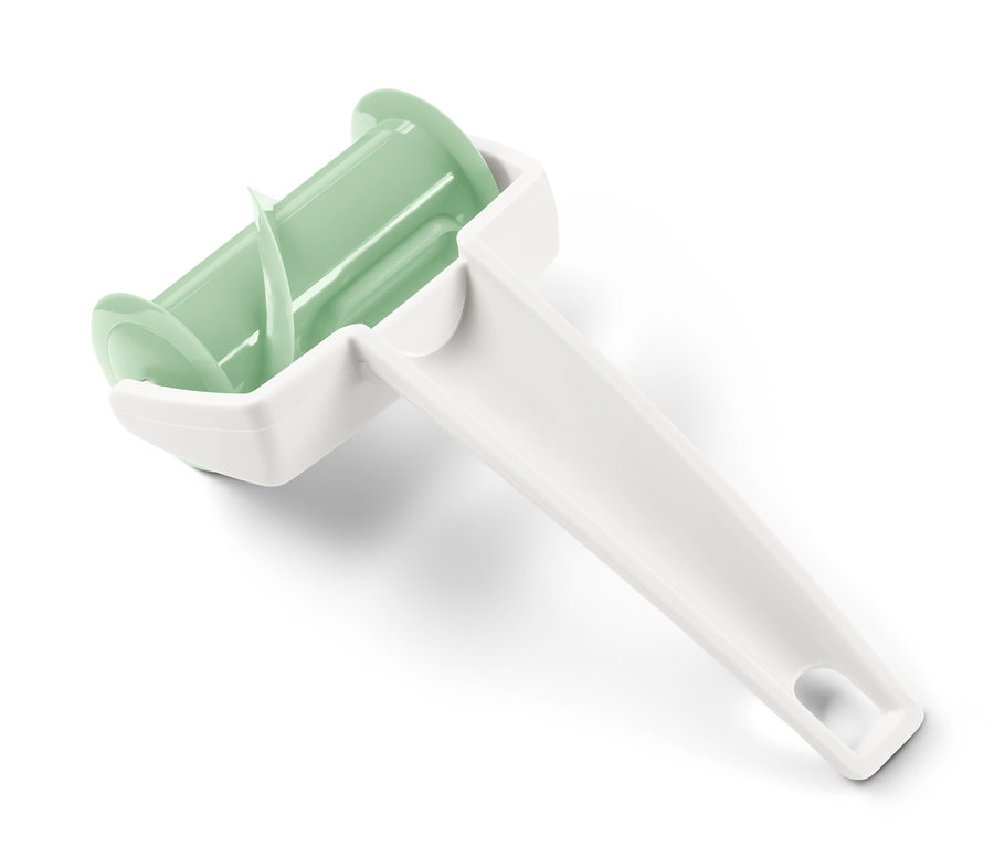 Ein Croissant-Roller mit weißem Griff und grüner Walze auf einem weißen Hintergrund.