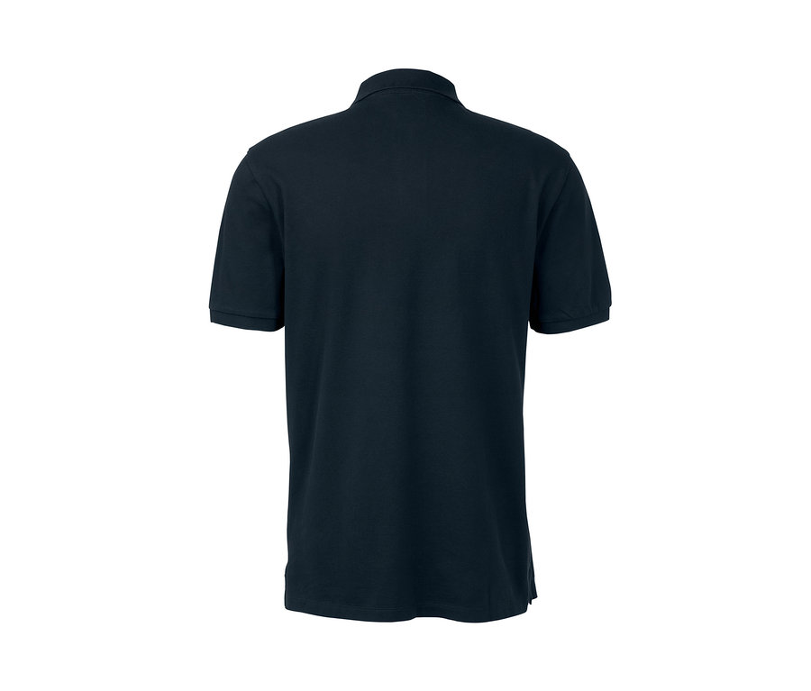 Detailansicht der Rückseite eines dunkelblauen Piqué-Poloshirts.