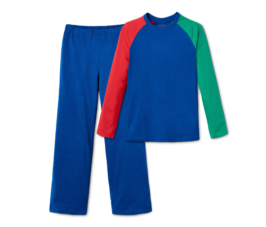 Blauer Pyjama mit roten und grünen Ärmeln.