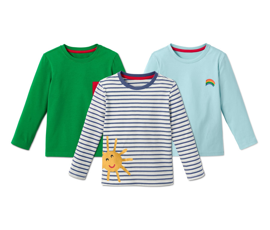 Drei Jersey-Langarmshirts aus Bio-Baumwolle: ein grünes, ein hellblaues mit Regenbogen und ein gestreiftes mit Sonne.
