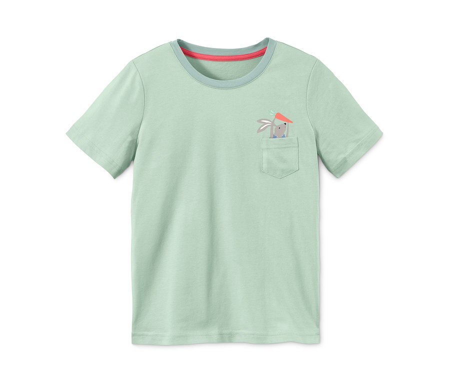 Ein grünes T-Shirt mit einer Tasche und einem Hasen mit einer Karotte.