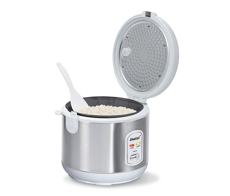 Offener Reiskocher mit Reis und Löffel darin. Im Bild ist der Steba Reiskocher »RK 2« zu sehen.