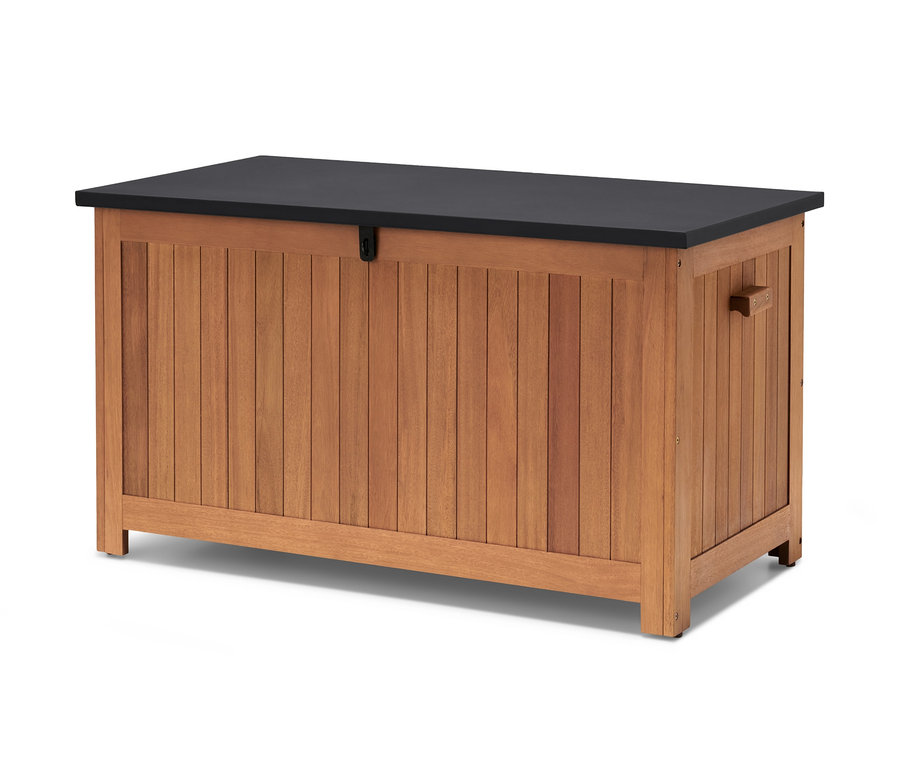 Eine braune Holzkiste mit schwarzer Oberseite auf einem weißen Hintergrund.