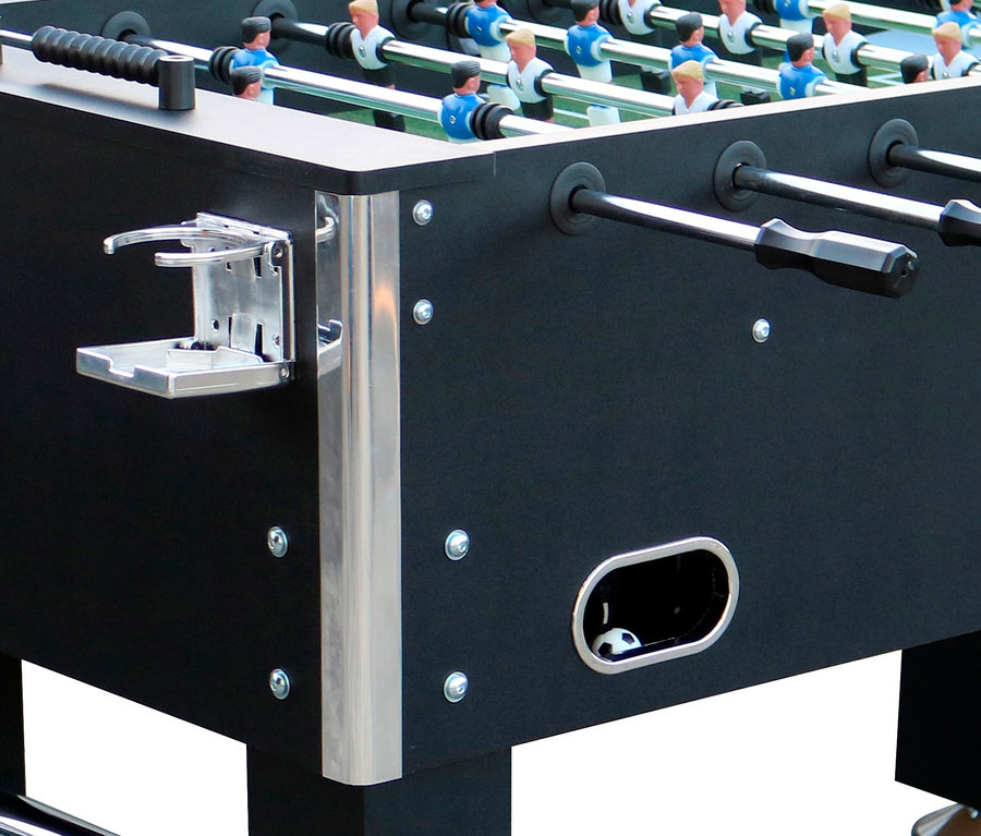 Detailaufnahme eines L.A. Sports Kickertisch »Premium« mit Spielfiguren und Ball.