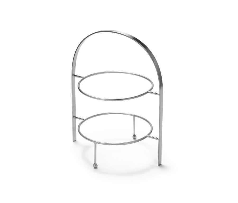 Eine silberne Etagere steht vor einem weißen Hintergrund.
