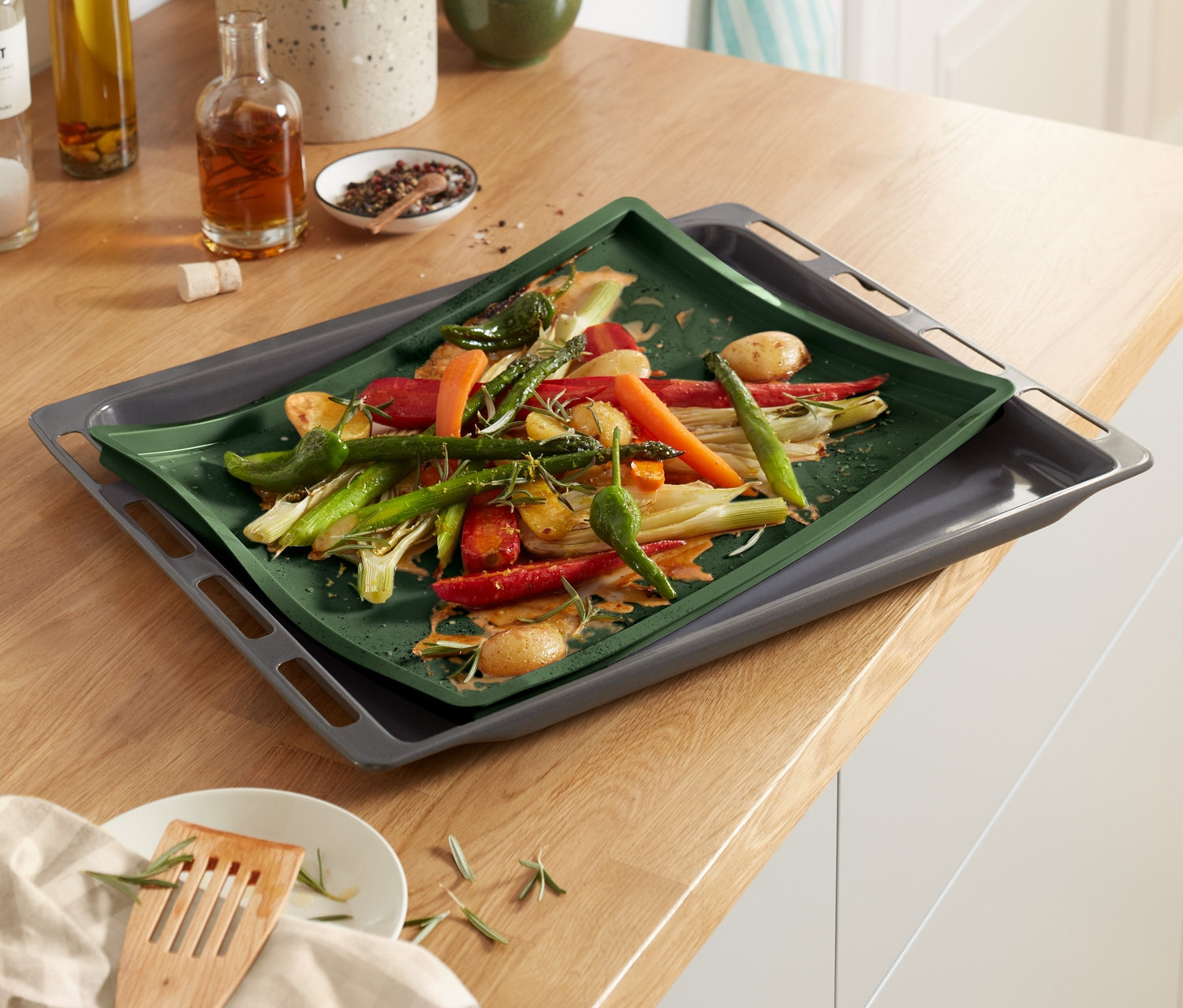 Gemüse auf einer Dauerbackmatte mit Rand, die auf einem Backblech liegt.