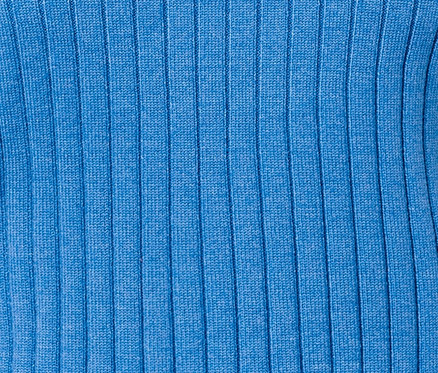 Detailaufnahme eines gerippten Rollkragenpullovers.